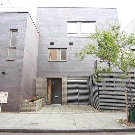 Spacious 3-Story Retreat With Rooftop Terrace And Modern Amenities London Exteriör bild