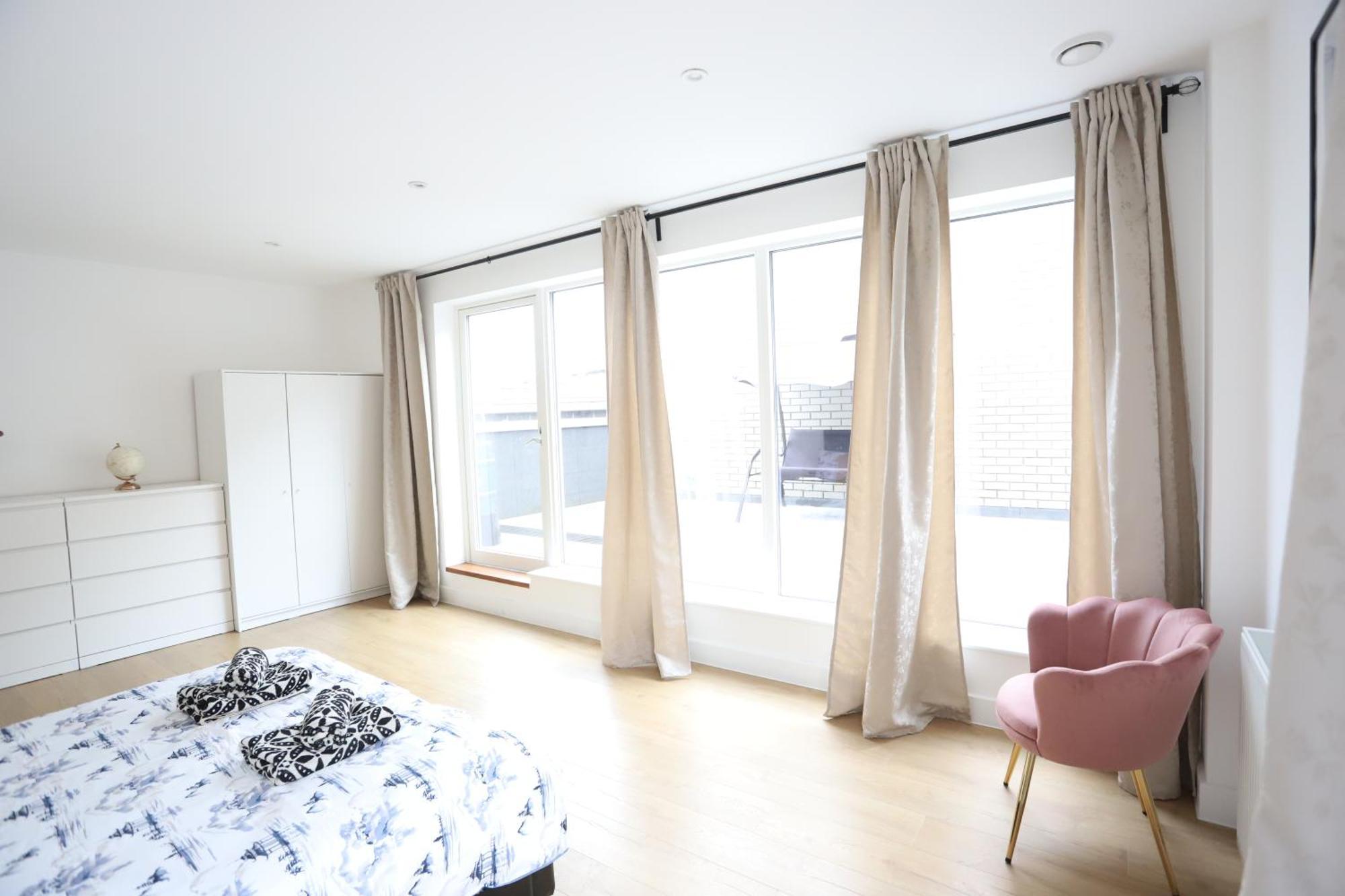 Spacious 3-Story Retreat With Rooftop Terrace And Modern Amenities London Exteriör bild