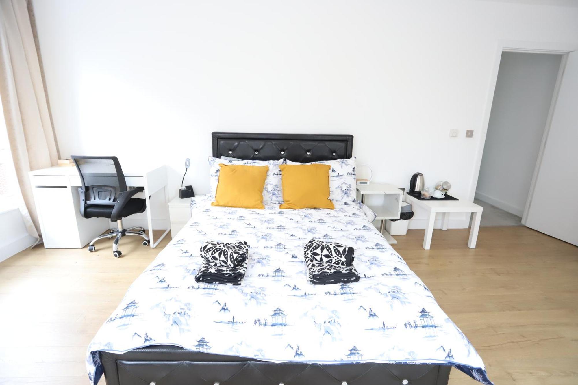 Spacious 3-Story Retreat With Rooftop Terrace And Modern Amenities London Exteriör bild