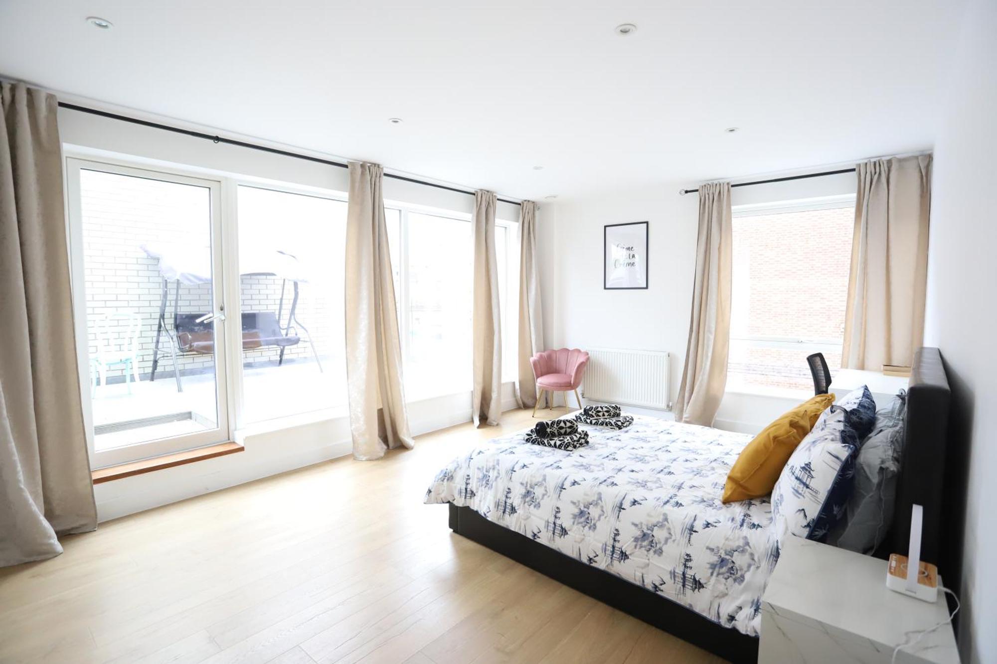Spacious 3-Story Retreat With Rooftop Terrace And Modern Amenities London Exteriör bild