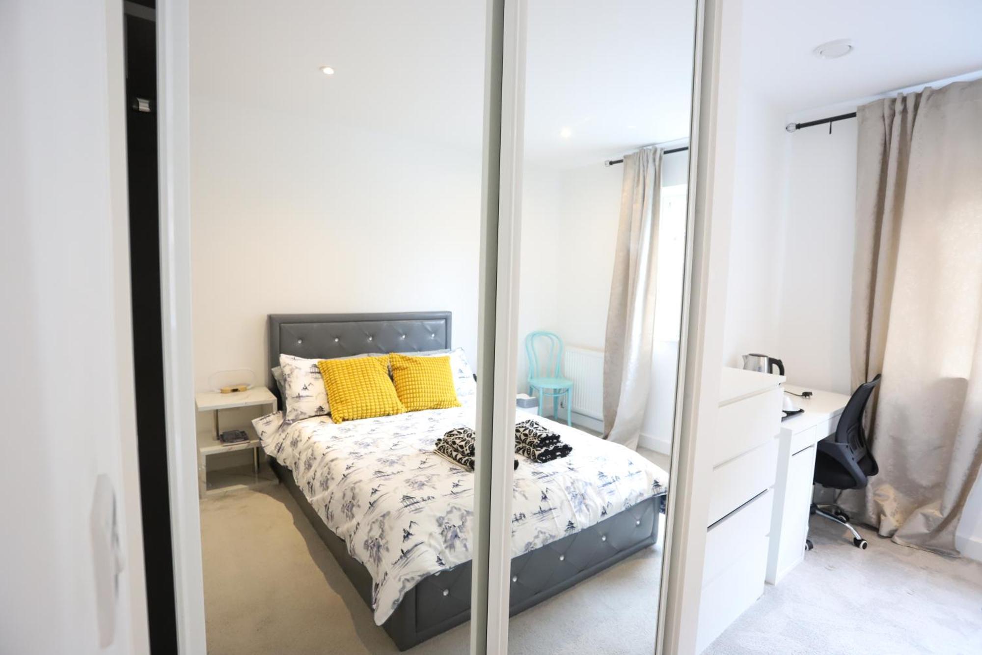 Spacious 3-Story Retreat With Rooftop Terrace And Modern Amenities London Exteriör bild
