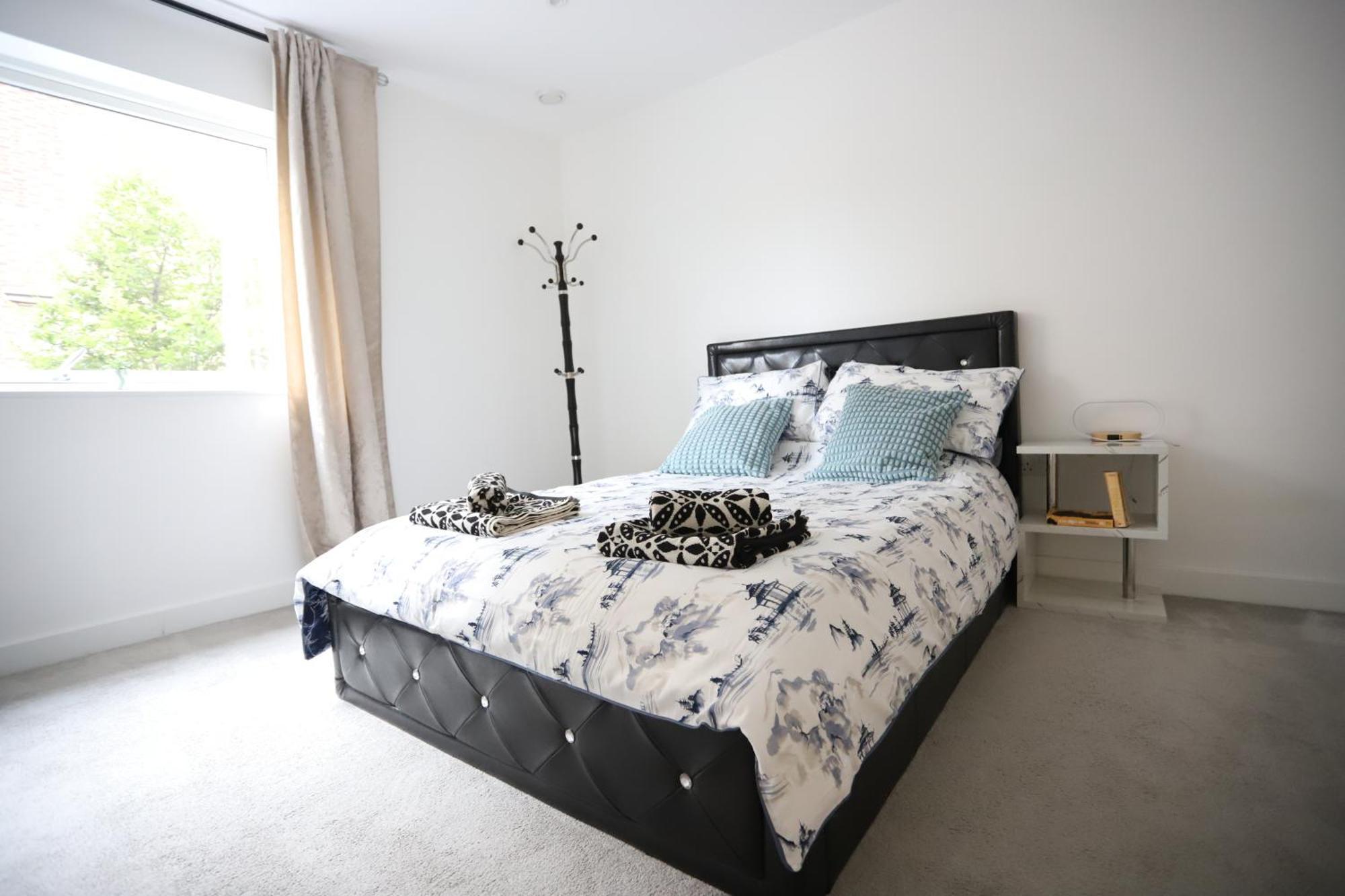 Spacious 3-Story Retreat With Rooftop Terrace And Modern Amenities London Exteriör bild
