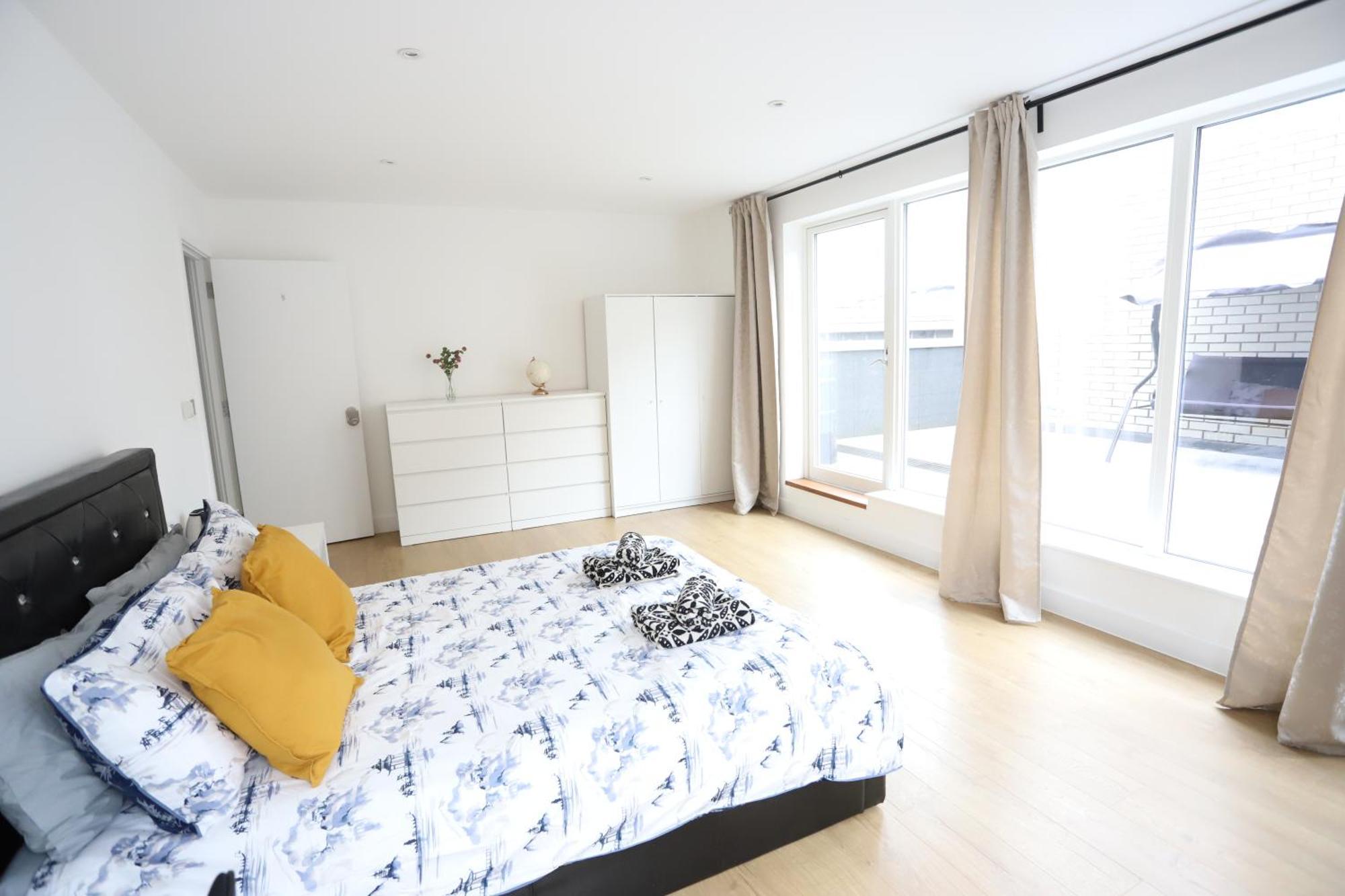 Spacious 3-Story Retreat With Rooftop Terrace And Modern Amenities London Exteriör bild