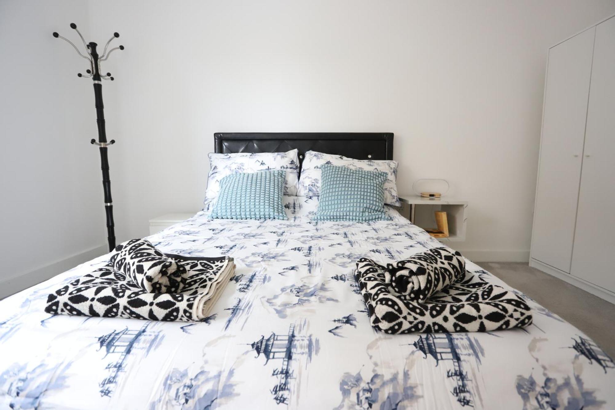Spacious 3-Story Retreat With Rooftop Terrace And Modern Amenities London Exteriör bild