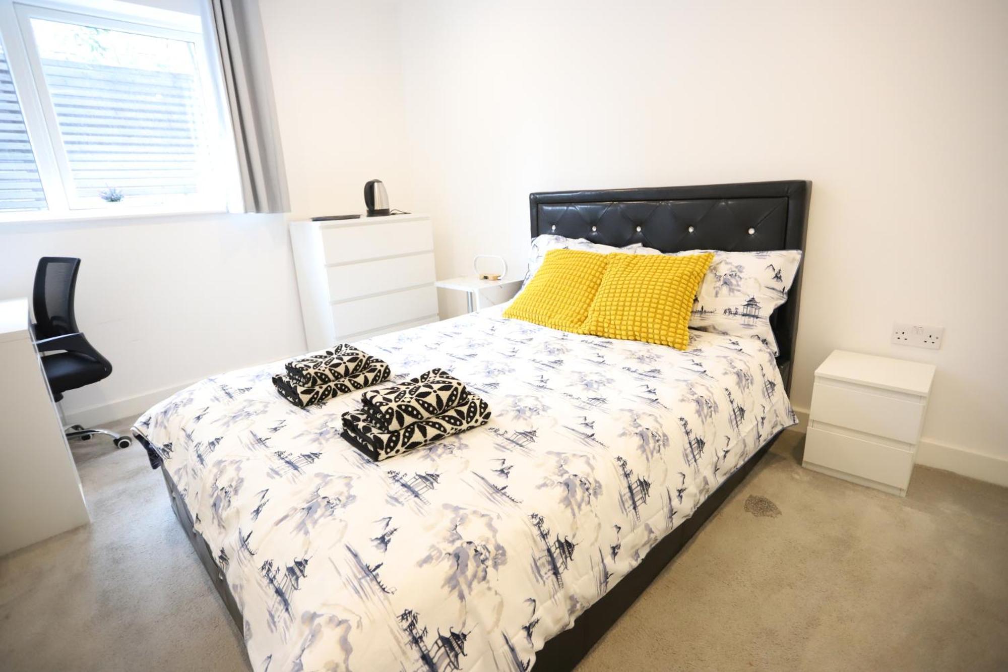 Spacious 3-Story Retreat With Rooftop Terrace And Modern Amenities London Exteriör bild